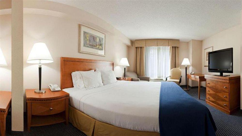 Holiday Inn Express Richmond-Brandermill-Hull Street By Ihg Exterior photo