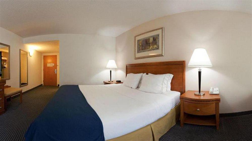 Holiday Inn Express Richmond-Brandermill-Hull Street By Ihg Exterior photo